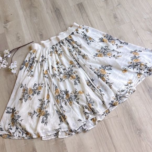 Torrid White Floral Mini Skirt - Picture 2 of 8